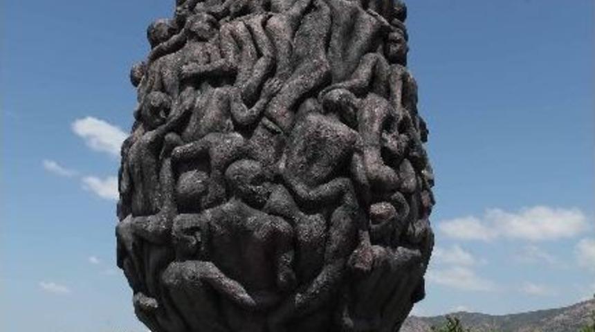 Bayraklı Madımak'ı Unutmadı