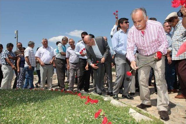 Bayraklı Madımak'ı Unutmadı