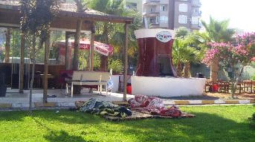 Şanlıurfa&rsquo;daki Vatandaşlar Serinlemenin Yollarını Arıyor