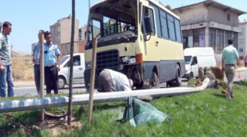 Yolcu Minib&uuml;s&uuml; Kontrolden &Ccedil;ıktı: 10 Yaralı