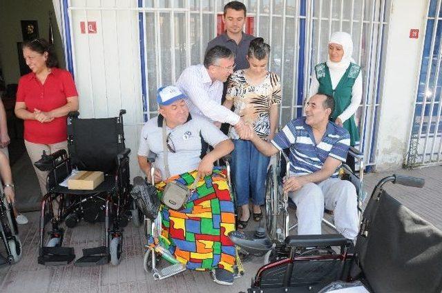 Engelli Vatandaşlara 18 Adet Ak&uuml;l&uuml; Araba Ve 50 Adet Tekerlekli Sandalye Hibe Edildi 1