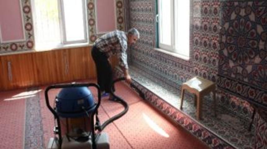 Edremit&rsquo;te Camiler Temizleniyor