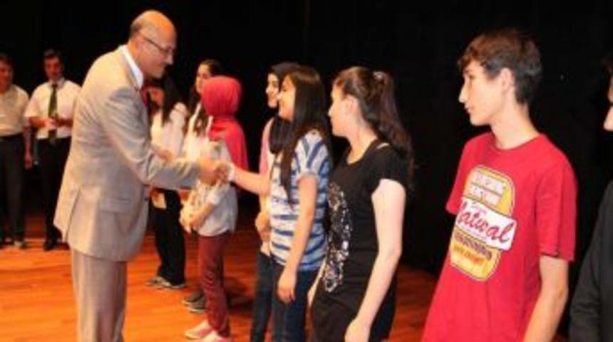 Turhal'da Takdir Alan 698 Lise Son Sınıf &Ouml;ğrencisine 100 Lira Nakit Para &Ouml;d&uuml;l&uuml;