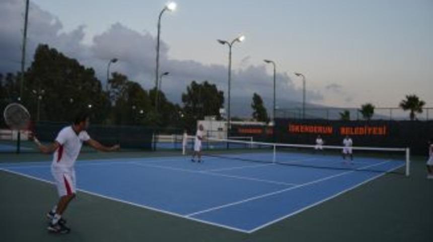 İskenderun'da Senior Tenis Turnuvası Heyecanı Yaşanıyor