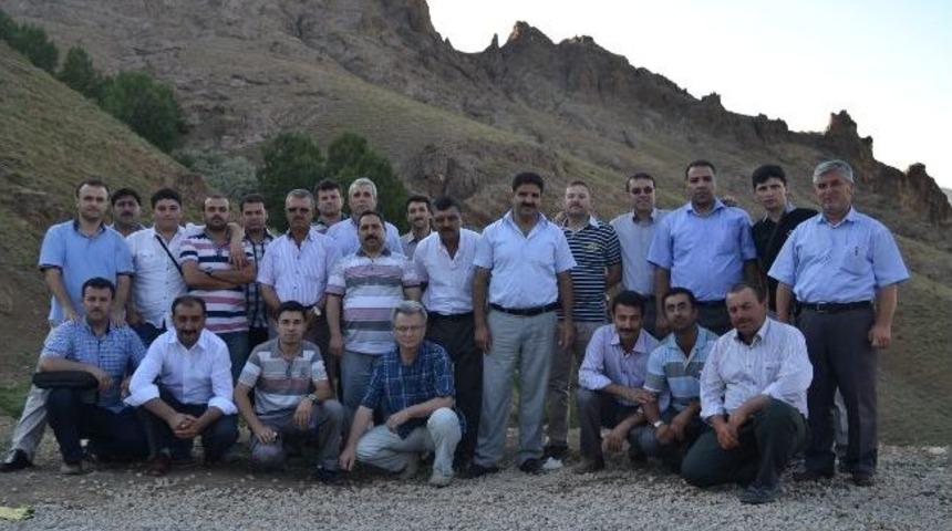 Damla Eğitim G&ouml;n&uuml;ll&uuml;leri Derneği'nden Doğu'ya G&ouml;n&uuml;l K&ouml;pr&uuml;s&uuml; Gezisi