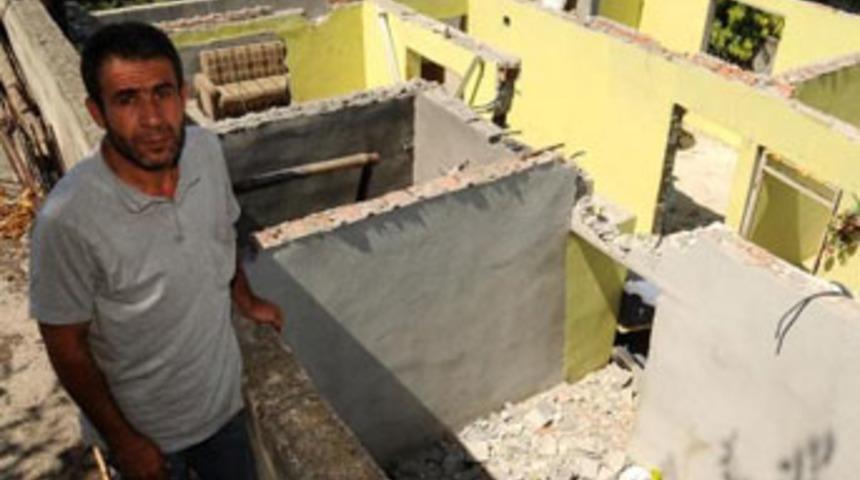 Giderken &ccedil;atıyı ve pencereleri de g&ouml;t&uuml;rd&uuml;