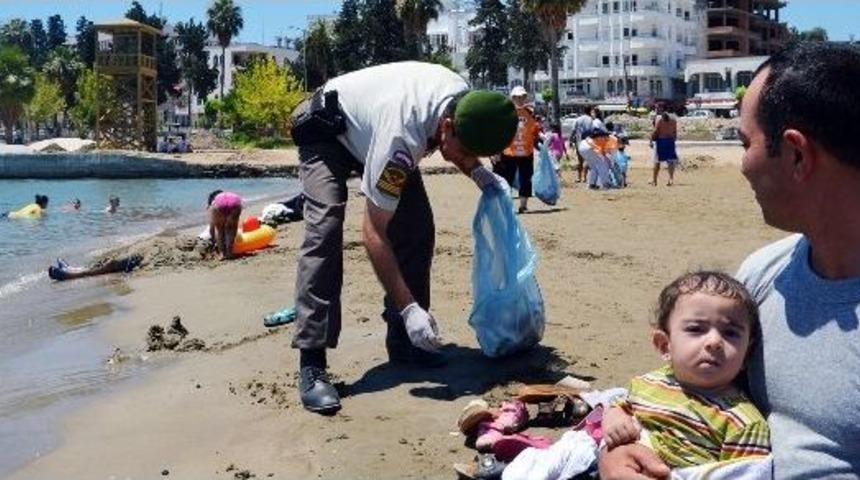 Yumurtalık Plajında &Ccedil;evre Temizliği