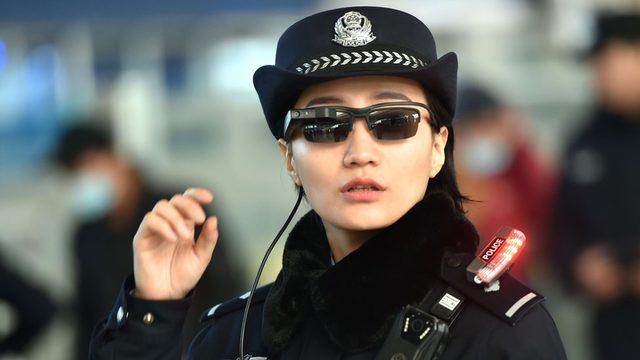 Çin'de polisler yüz tanıma sistemine entegre kameralı gözlükler kullanıyor