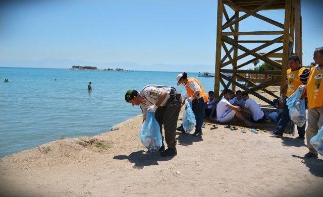 Yumurtalık Plajında Çevre Temizliği