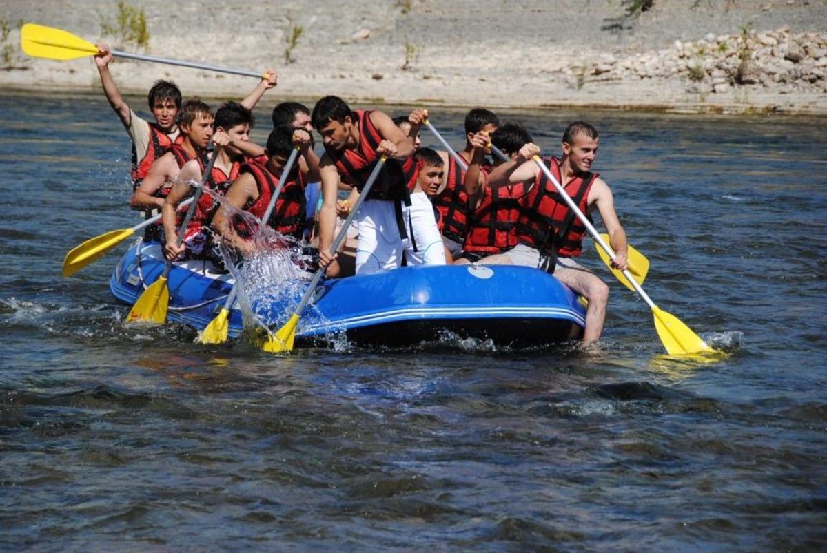 K&ouml;pr&uuml;l&uuml; Kanyon'da Raftingcilerin Y&uuml;z&uuml;n&uuml; Yerli Ve Avrupalı Turistler G&uuml;ld&uuml;rd&uuml;