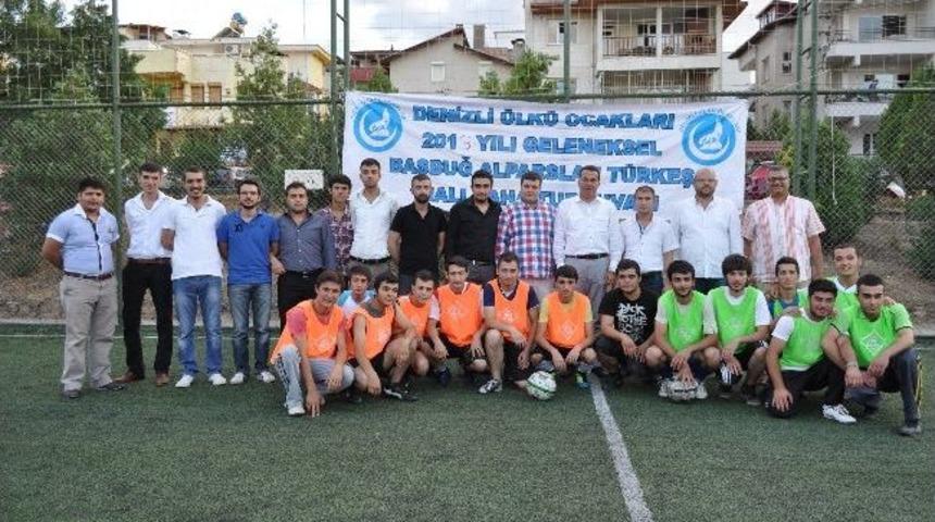 T&uuml;rkeş Anısına Halı Saha Futbol Turnuvası D&uuml;zenlendi
