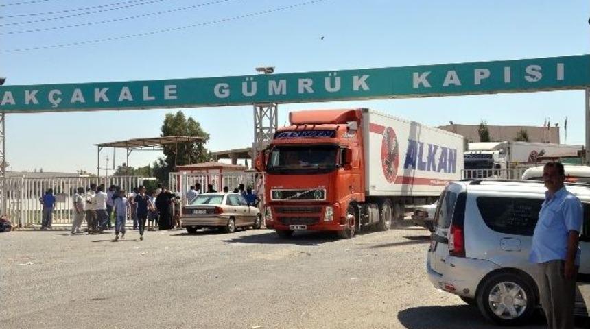 Ak&ccedil;akale Sınır Kapısı'nda Suriyelilerin Giriş-&ccedil;ıkışları Devam Ediyor
