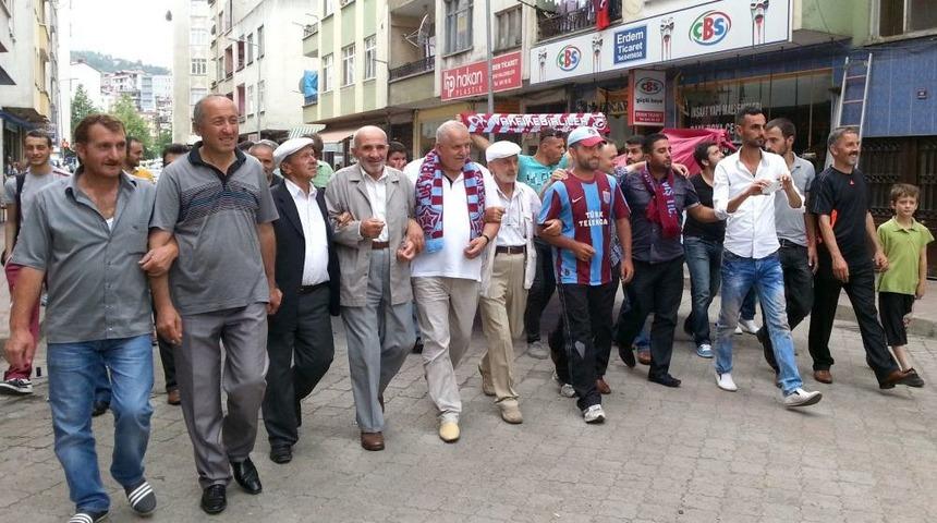 Temiz Futbol I&ccedil;in Y&uuml;r&uuml;yen Trabzonsporlu Yunus Metin Vakfıkebir&rsquo;den Ge&ccedil;ti