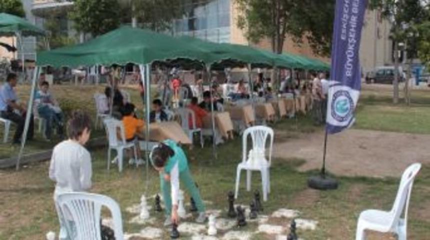 Eskişehir&rsquo;de &lsquo;1. Sokak Satran&ccedil; Turnuvası&rsquo; Başladı