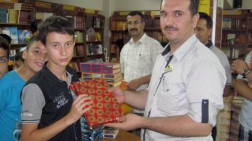 Askıda Kur&rsquo;an Kampanyasında Manisa&rsquo;da 2 Bin 184 Kur&rsquo;an Toplandı