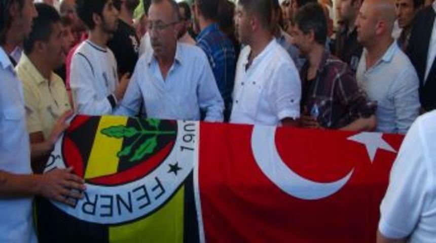 Fenerbah&ccedil;eli Taraftar Toprağa Verildi