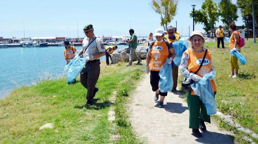 Jandarma, Yumurtalık Sahilini Temizledi