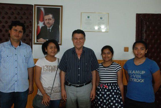 "T&uuml;rk Kolejlerinde G&ouml;revli &Ouml;ğretmenlerin Yaptığı Hizmetler Parayla &Ouml;l&ccedil;&uuml;lemez" 1