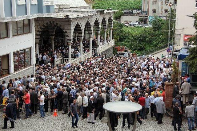 Kalkandere Belediye Başkanı Nihat Çolak'ın Babası Toprağa Verildi