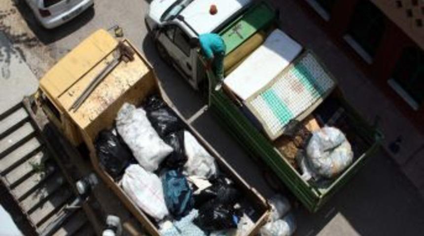 Beşinci Kattaki &Ccedil;&ouml;p Evden 2 Kamyon &Ccedil;&ouml;p &Ccedil;ıktı