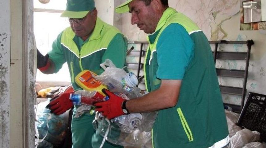 Yaşlı adamın evinden 2 kamyon &ccedil;&ouml;p &ccedil;ıktı