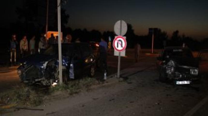 Akyazı'da Trafik Kazası: 2 Yaralı