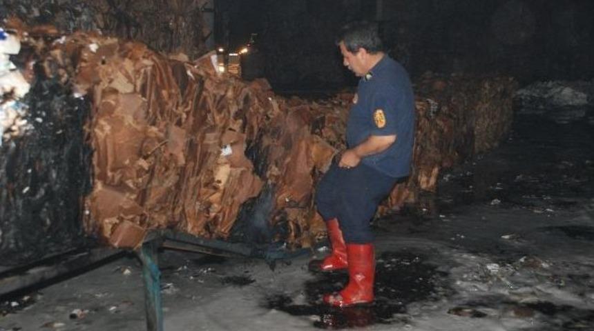 Torbalı&rsquo;da Kastaş Kağıt Fabrikası Yandı