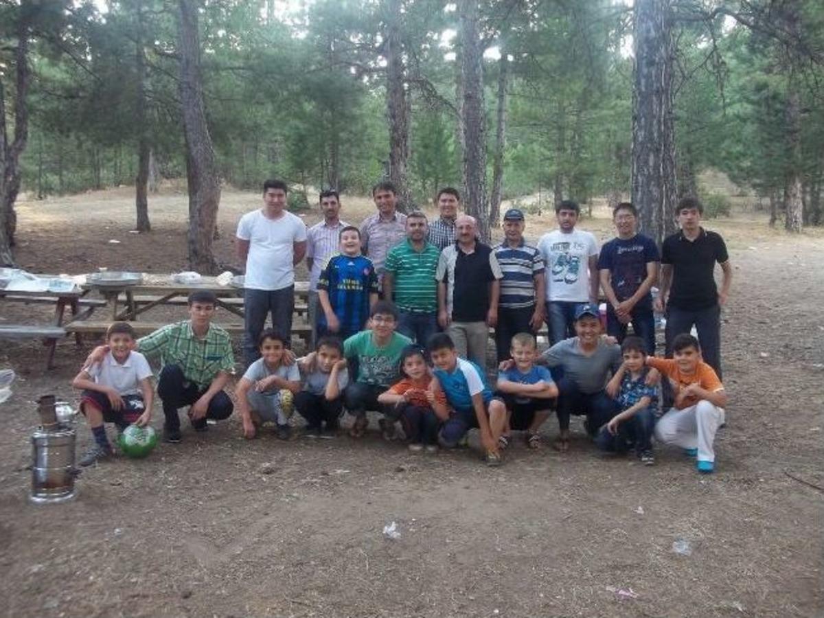 Kazak &Ouml;ğrenciler Piknikte