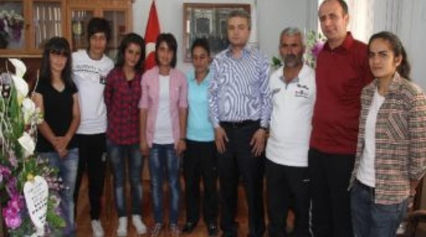 Bayan Fotbulculardan Hatso&rsquo;ya Teşekk&uuml;r Ziyareti