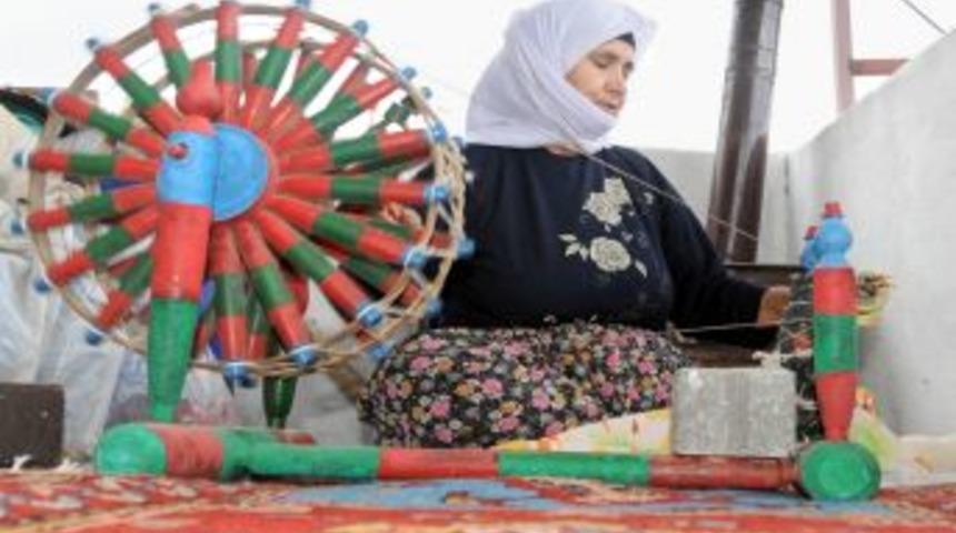 &Ouml;rselli'de Gen&ccedil;ler Tekstil Fabrikalarına Gidince, El Dokuma Halı &Uuml;retimi D&uuml;şt&uuml;