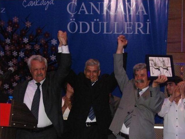 Dikili Belediye Başkanı Osman Özgüven’e Onur Ödülü