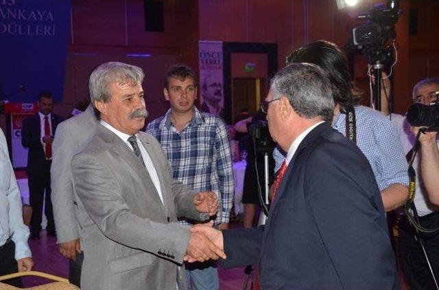 Dikili Belediye Başkanı Osman Özgüven’e Onur Ödülü