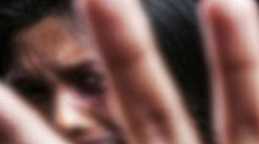 18 yaşındaki kızı soyup işkence yaptılar