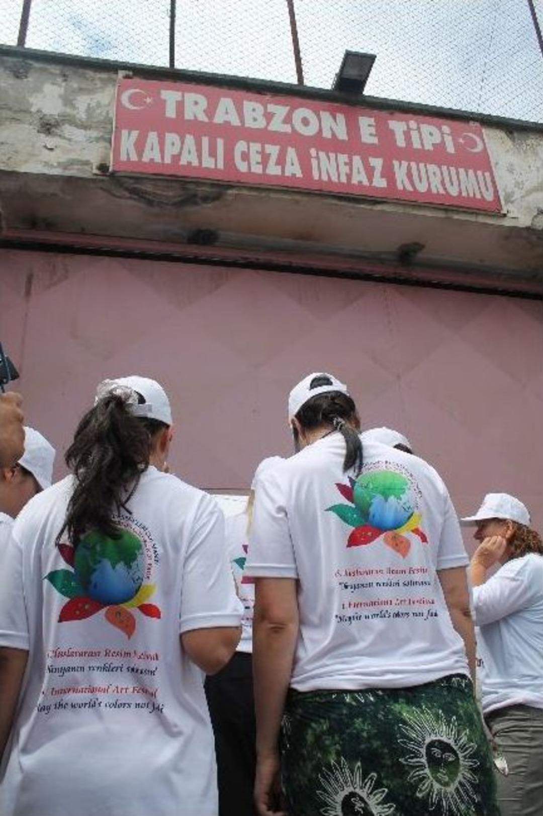 Cezaevi Duvarlarını Boyadılar