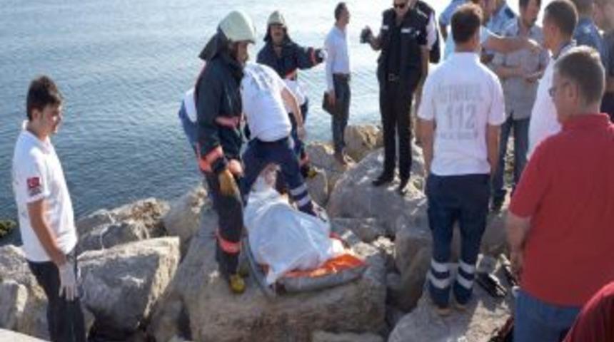 Kayalıklara Sıkışan Cesedi Itfaiye &Ccedil;ıkardı