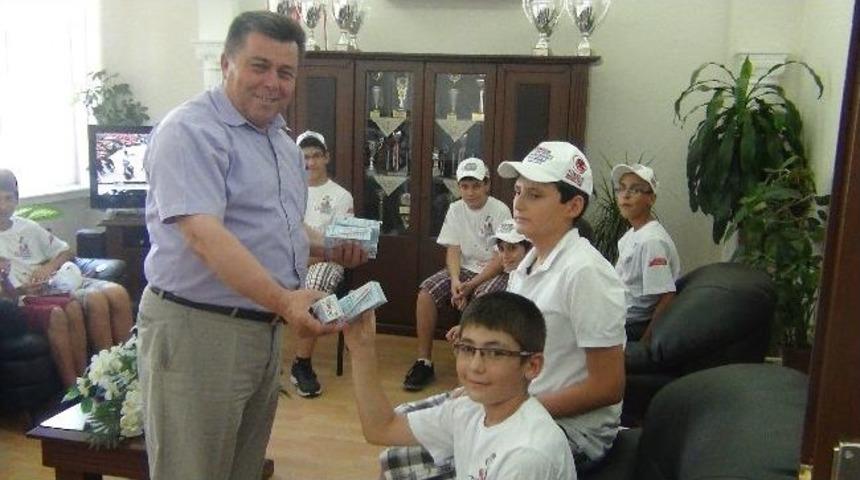 Akın, Minik Basketçilere Süt İkram Etti