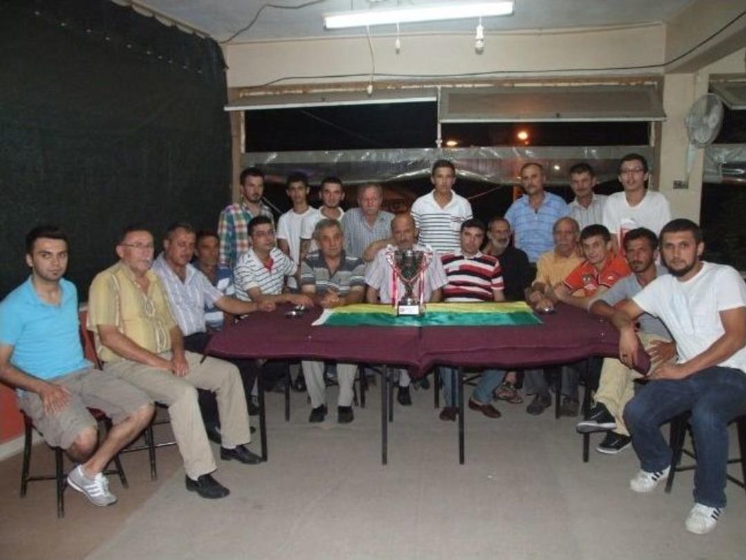 Budaklarsporlu Futbolcular Şampiyonluk Kupasını K&ouml;y Halkına Armağan Ettiler