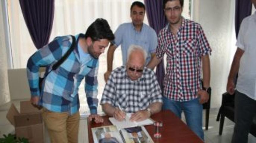 Hayırsever Işadamı 84 Yaşında Yazdığı Kitabını Gen&ccedil; Girişimciler I&ccedil;in Imzaladı