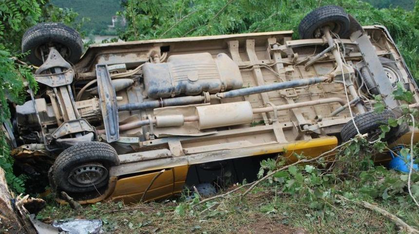 Minib&uuml;s Ağaca &Ccedil;arptı: 2 &Ouml;l&uuml;, 26 Yaralı