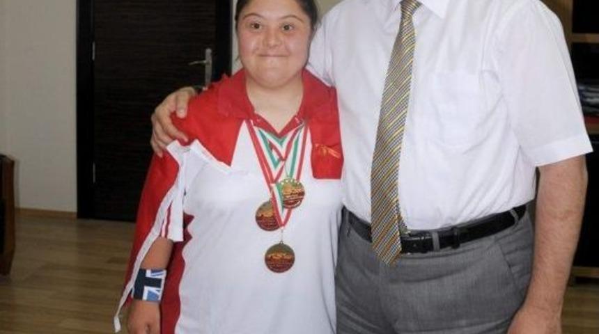 Başkan &Ccedil;oban Şampiyon Sporcu Yılmaz&rsquo;ı Ağırladı