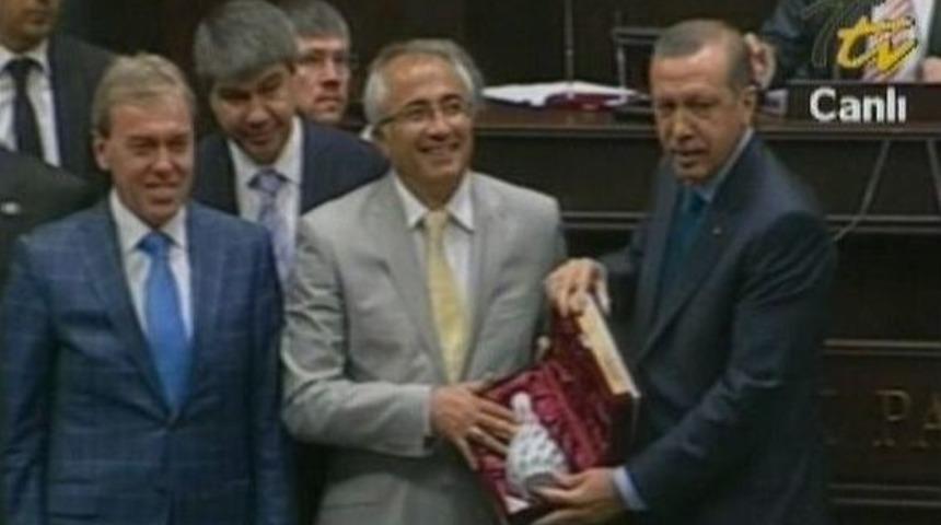 G&uuml;ler&rsquo;in Rozetini Başbakan Taktı