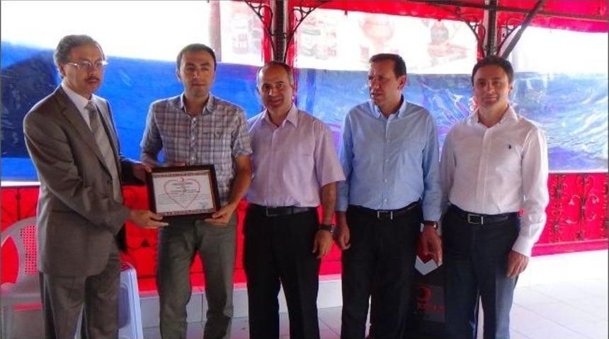 Kızılay’dan Suriyeli Çocuklara Eğitim Veren Müdürlere Plaket