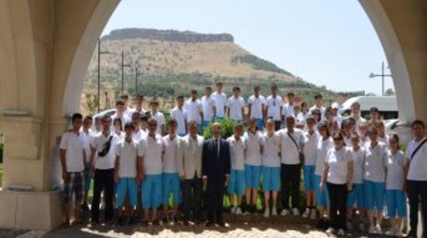 Vali Demirtaş'tan Adıyamanlı Sporculara Moral Desteği