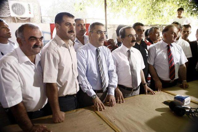 Vali Coş, Muhtar Ve Mahallelilerle Bir Araya Geldi