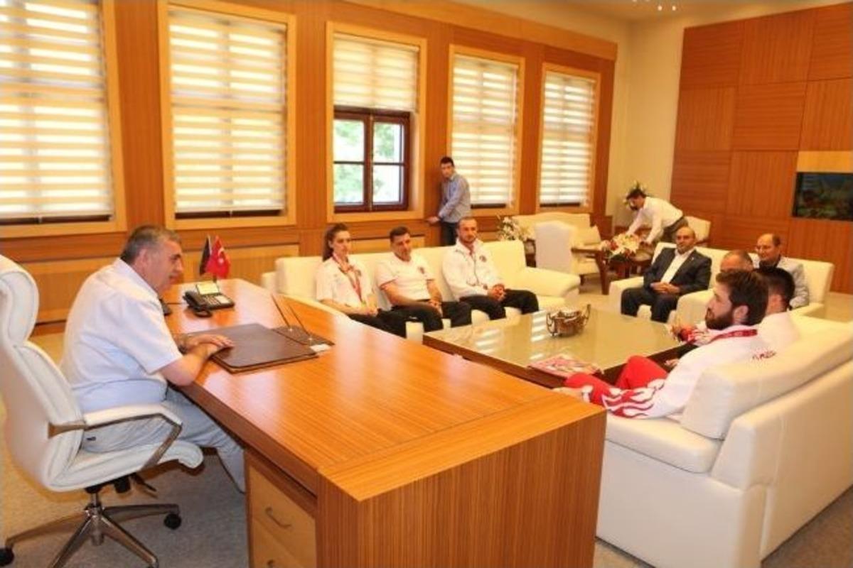 Başkan To&ccedil;oğlu, Akdeniz Oyunlarında Madalya Kazanan Sporcuları Ağırladı