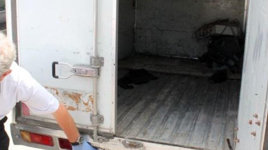 Emanet Kamyonetin Plakasını Boyayıp 180 Kilo Esrar Taşımışlar