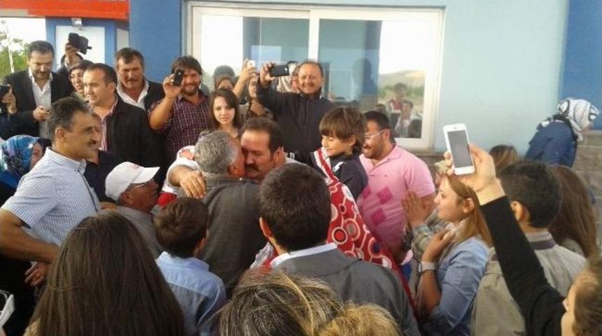 Vedat Ali &Ouml;zışık&rsquo;ı Yakınları Cezaevi &Ccedil;ıkışında Karşıladı