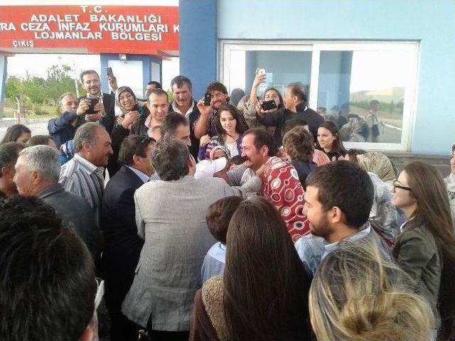 Vedat Ali Özışık’ı Yakınları Cezaevi Çıkışında Karşıladı 1