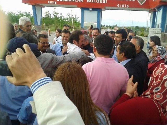 Vedat Ali Özışık’ı Yakınları Cezaevi Çıkışında Karşıladı 2