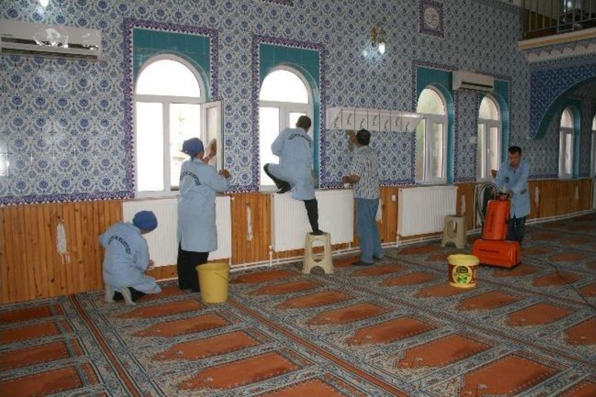 Boz&uuml;y&uuml;k&rsquo;te Camilerde Ramazan Temizliği